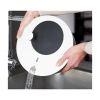 Gefu salaattilinko kammella valuttamassa vettä altaaseen. Kätevä vedenpoistoaukko helpottaa käyttöä ja puhdistusta.