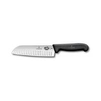 Monikäyttöinen Victorinox Santoku veitsi 17 cm Fibrox-kahvalla, japanilaistyylinen kokkiveitsi kotikeittiöön ja ammattikäyttöön.