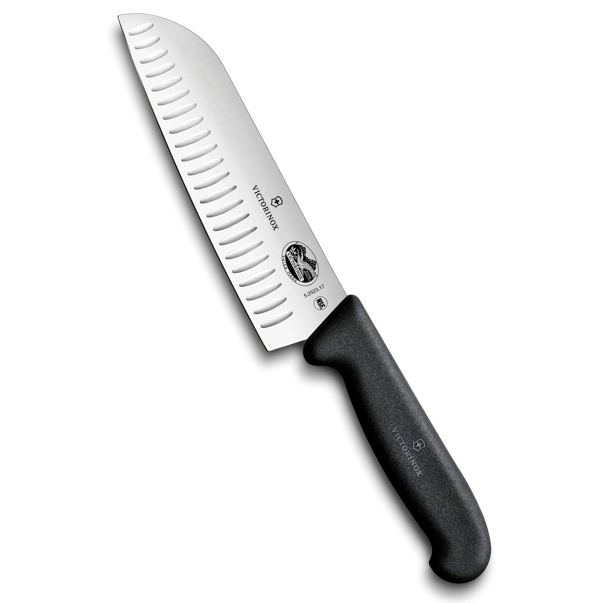 Victorinox Santoku veitsi - 17 cm Fibrox, ovaalihiottu terä ja ergonominen kahva, sopii tarkkaan viipalointiin ja kuutiointiin keittiössä.