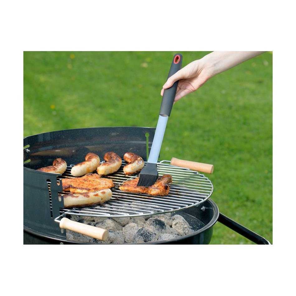 Westmark marinadisivellin käytössä grillissä, jossa sillä levitetään marinadia kanan päälle. Täydellinen keittiöväline ulkogrillaukseen.