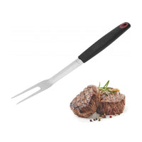 Westmark Grillihaarukka 40,5 cm - Ruostumaton ja Kestävä grillausväline esillä mehukkaan pihvin vieressä, ihanteellinen lihan käsittelyyn.