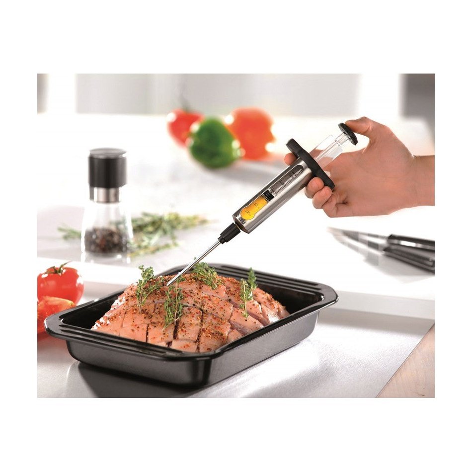 Gefu Marinointi-Injektori 40 ml käytössä paistin maustamiseen keittiössä, tarkka nesteen ruiskutus mehukkaaseen lopputulokseen.