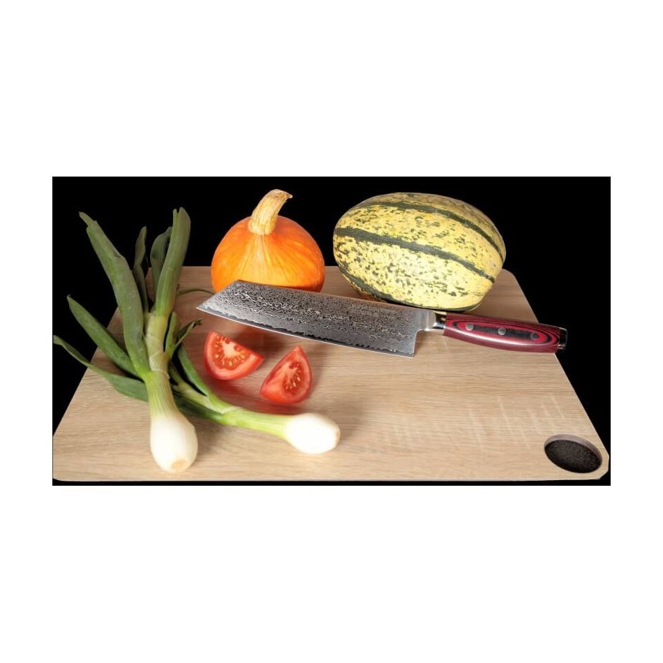 Yaxell Super Gou Kiritsuke kokkiveitsi - Ainutlaatuinen Laatu, leikkuulaudalla vihannesten kanssa, esittelee veitsen monipuolisuutta keittiössä.