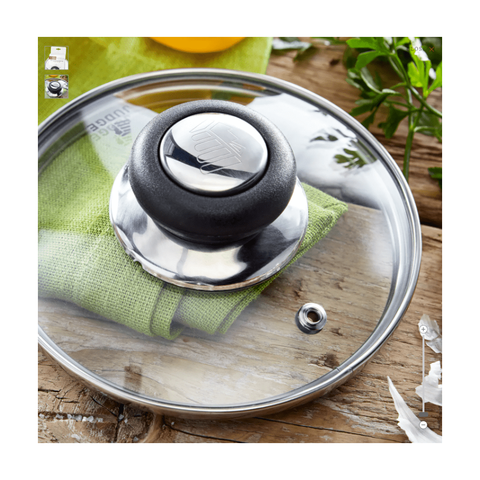 Judge Lasikansi 24 cm - Aterimet | Astianpesukoneen kestävyys, läpinäkyvä kansi teräsreunuksella ja höyryaukolla puupöydällä vihreän liinan päällä.