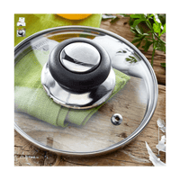 Judge Lasikansi 24 cm - Aterimet | Astianpesukoneen kestävyys, läpinäkyvä kansi teräsreunuksella ja höyryaukolla puupöydällä vihreän liinan päällä.