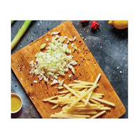 Kuutioitua sipulia ja perunasuikaleita leikkuulaudalla, valmistettu Börner V3 Mandoliinilla.