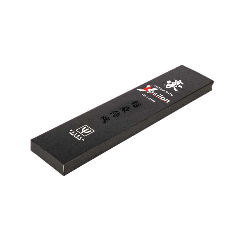 Yaxell Super Gou Ypsilon veitsen tyylikäs musta lahjapakkaus japanilaisilla merkeillä. Täydellinen lahjaksi keittiömestareille.