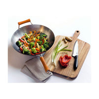 Ken Hom Hiiliteräswok käytössä, täynnä vihanneksia. Sopii täydellisesti paistamiseen ja grillaamiseen.