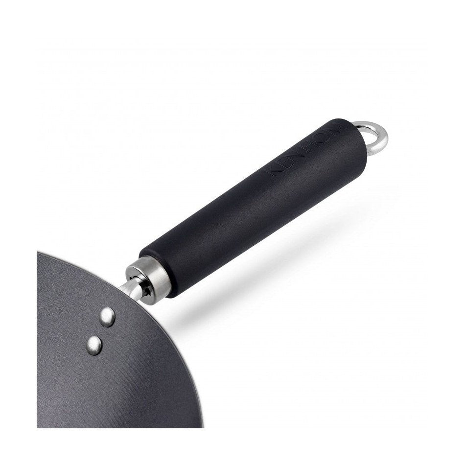 Ken Hom Non-stick Wok 31 cm - Lämpöä eristävä kahva takaa turvallisen otteen. Hiiliteräksinen rakenne kestää kovaa käyttöä.