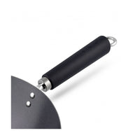 Ken Hom Non-stick Wok 31 cm - Lämpöä eristävä kahva takaa turvallisen otteen. Hiiliteräksinen rakenne kestää kovaa käyttöä.