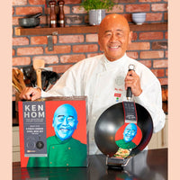 Ken Hom esittelee wokkipannu settiä pakkauksen kanssa. 31cm hiiliteräs wokki on täydellinen lahja ruoanlaiton ystävälle.