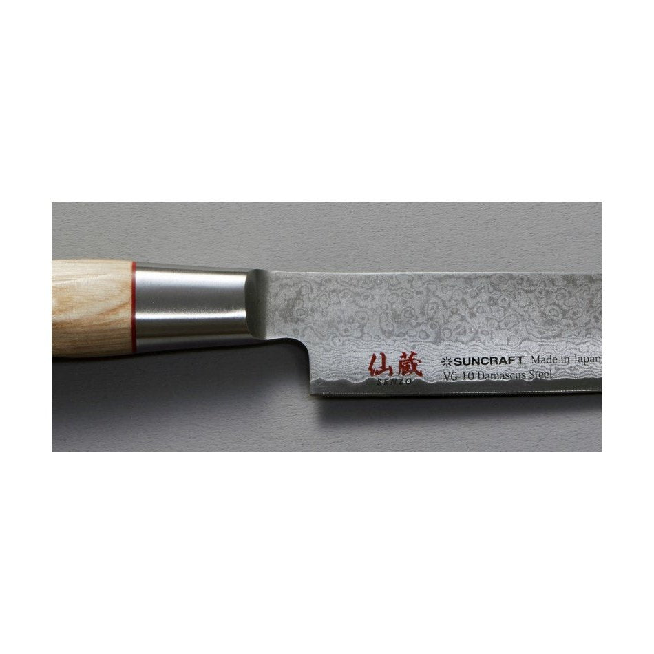 Lähikuva Suncraft Senzo Sashimiveitsen Damascusterästä ja VG10 ytimestä, japanilainen laatu.