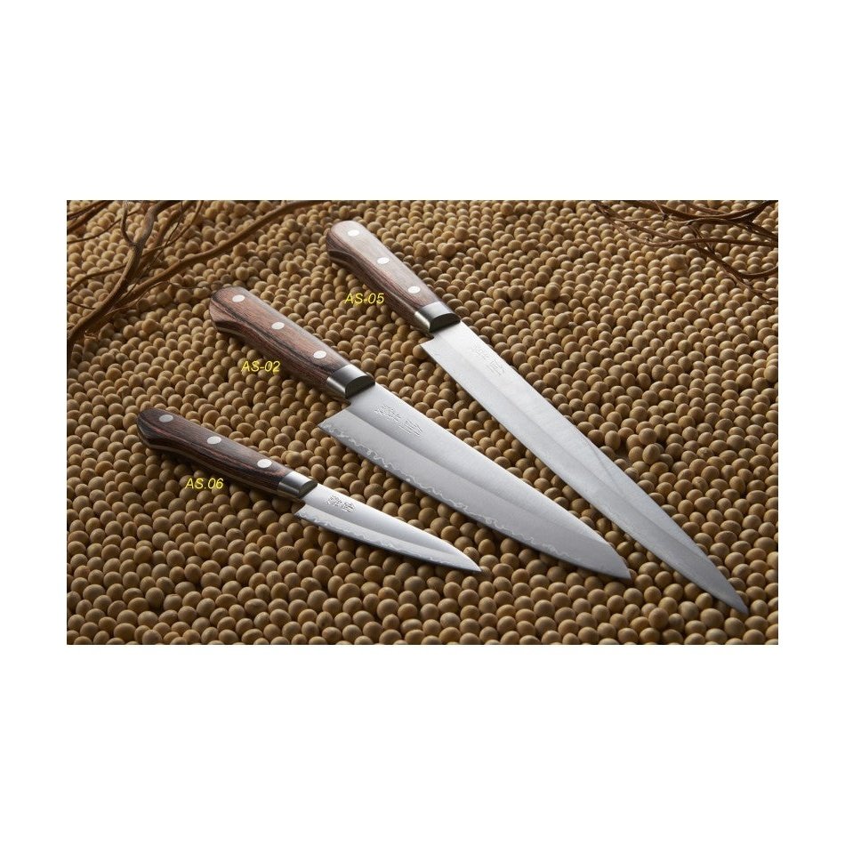 Suncraft SENZO Clad veitsisarja esillä siemenpedillä, AS-06 kuorintaveitsi erottuu kompaktilla koollaan ja tarkkuudellaan.