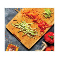 Börner V6 Mandoliinilla suikaloidut vihannekset: porkkana, kurkku ja paprika, tarkkaa ja nopeaa keittiötyöskentelyä varten.