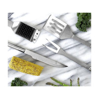 Dorre grillausvälineet setti, 5 osaa, sisältäen ruostumattomasta teräksestä valmistetut välineet, esillä keittiöympäristössä.