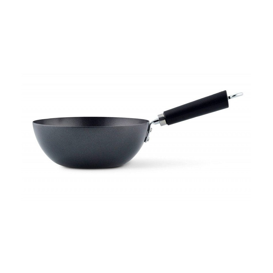Ken Hom non-stick wok - Pieni mutta tehokas 20 cm wok, sivuprofiili korostaa syvää muotoilua ja tarttumattoman pinnan laatua.
