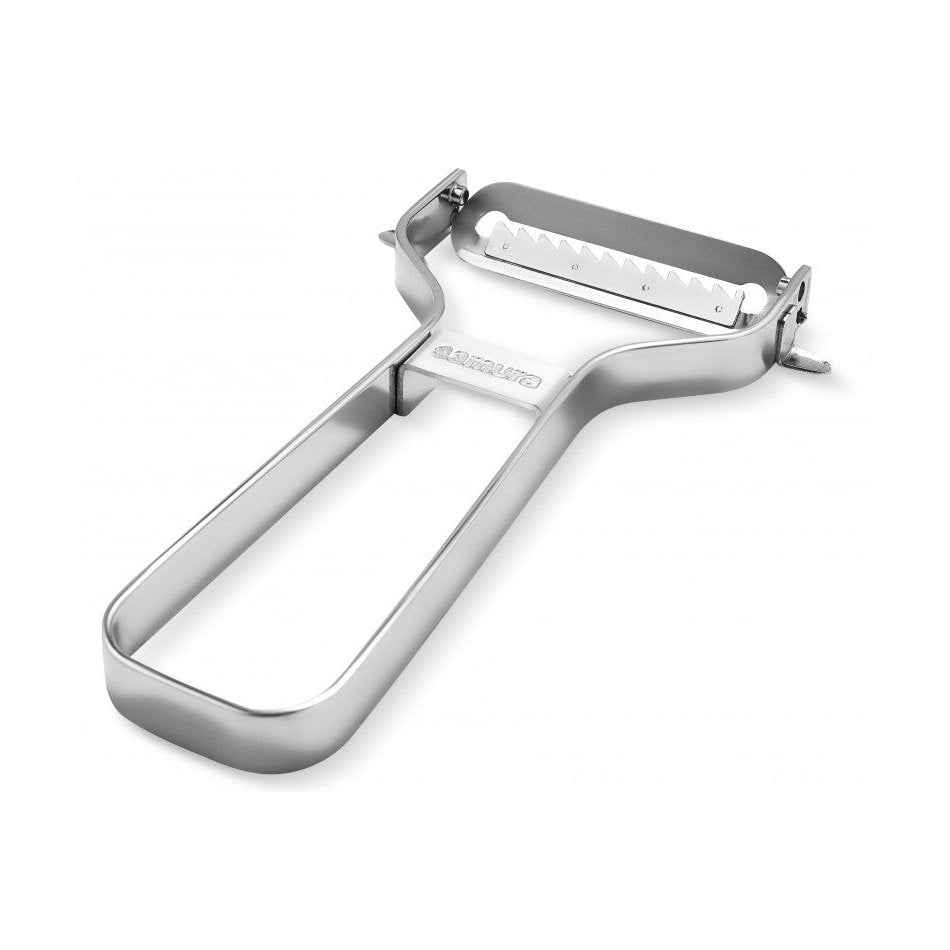 Ruostumattomasta teräksestä valmistettu Samura Skinner Julienne Kuorija, konepesunkestävä ja kestävä keittiöväline vihannesten kuorimiseen.