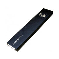 Suncraft Senzo Pro kuorimaveitsen tyylikäs musta lahjapakkaus, korostaa japanilaista laatua ja sopii täydellisesti lahjaksi.