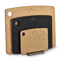 Victorinox leikkuulaudat eri kokoisina ja väreinä, musta ja puunvärinen, pinottuna telineeseen keittiön monikäyttöön.