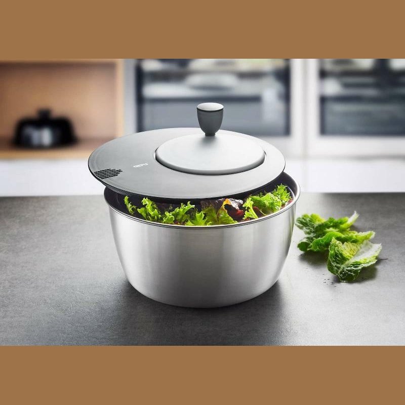 Gefu Rotare salaattilinko jaloteräskulholla modernissa keittiössä. Tyylikäs ja tehokas ratkaisu salaattien nopeaan kuivaamiseen.