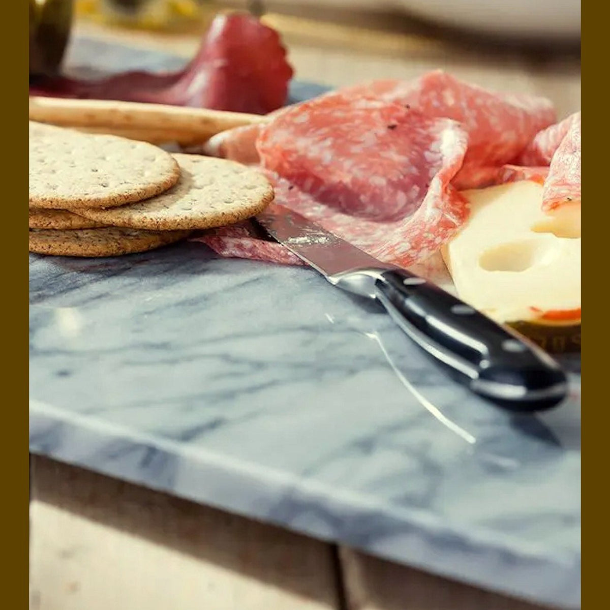 Judge Marmorialusta - Marmorinen leivonta-alusta 46x30cm toimii tarjoilualustana leikkeleille ja juustoille, tyylikäs kattausratkaisu.