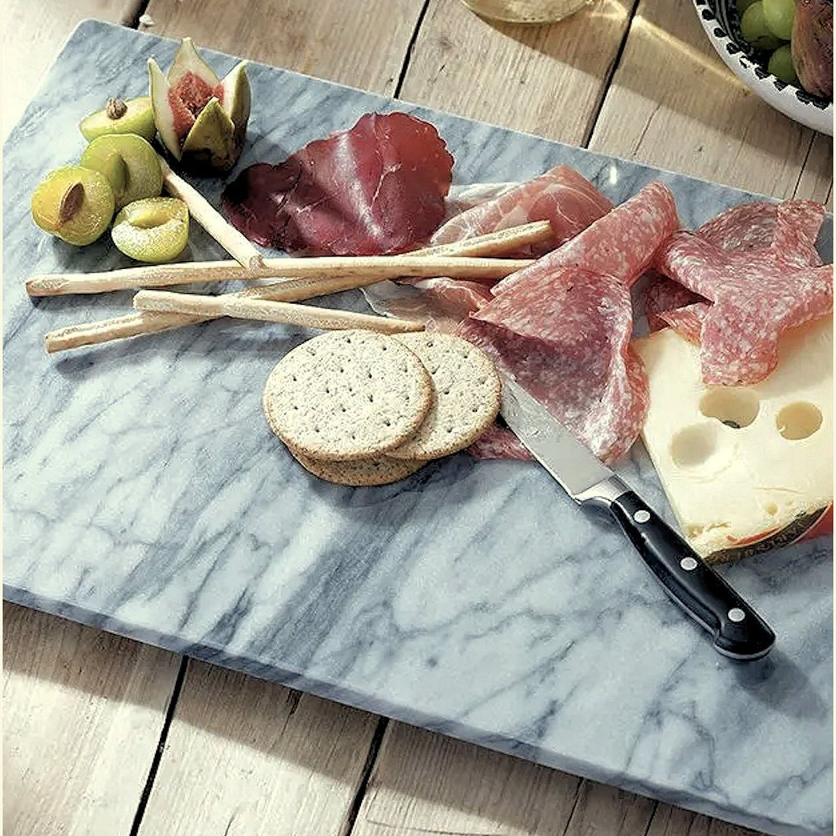 Judge Marmorialusta - Marmorinen leivonta-alusta 46x30cm käytettynä tarjoilualustana antipastoille, yhdistää käytännöllisyyden ja estetiikan.
