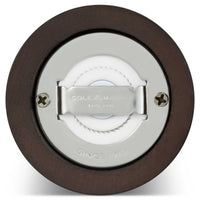 London Suolamyllyn pohja, jossa näkyy keraaminen koneisto ja kaiverrus 'Cole & Mason England Since 1919'.