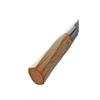 Suncraft Senzo Damascus Santoku-veitsen kierretty kahdeksankulmainen pakka-puukahva tarjoaa tukevan ja mukavan otteen.