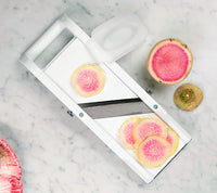 Benriner BN-95 tekee hyvin ohuit viipaleita, jopa 0,5 mm. 8 mm on suurin viipalrpaksuus. Sormisuoja turvaa somet viipaloinnissa.