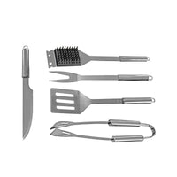 Grillietin työvälineet ovat ruostumatonta terästä, kuvassa setin sisältö: veitsi, grillihaarukka, grillipihdir, grilliharja raaputtimella, grillilasta