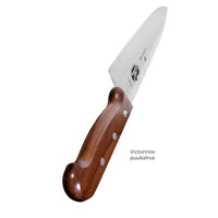 Lähikuva Victorinox kokkiveitsen puukahvasta ja leveästä terästä,   veitsi sopiiammattikäyttöön