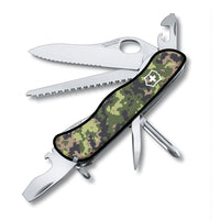 Victorinox Trailmaster M05 linkkuveitsi, jossa on monitoimiset työkalut, kuten sahalaitainen veitsi ja tölkinavaaja. Camo-kuvioitu kahva.