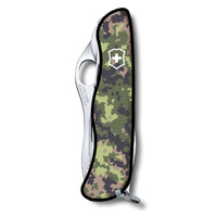 Victorinox Trailmaster M05 linkkuveitsi suljettuna, camo-kuvioisella kahvalla ja Victorinox-logolla. Kompakti ja kestävä muotoilu.